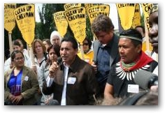 Luis Yanza of the FRENTE in Ecuador speaks about the crude attitude from the CEO of Chevron  -> Click to enlarge