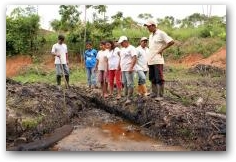 Members of the indigenous Kichwa community of Rumipamba with Chevron's oil pollution  -> Click to enlarge