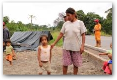 Maria Aguinda - the lead plaintiff in 'Aguinda vs. Texaco' - and a little girl in Rumipamba  -> Click to enlarge
