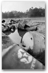 Old Texaco oil barrels left on the side of the Aguarico River, near Lago Agrio  -> Click to enlarge